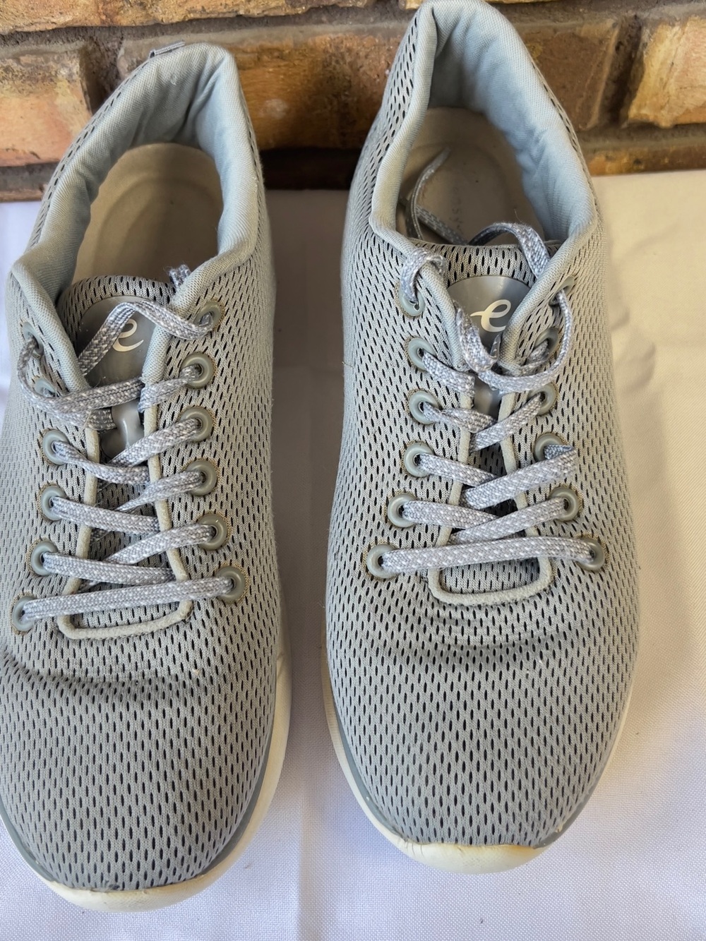 Men's Lightweight Mesh Athletic Shoes in Light Gray